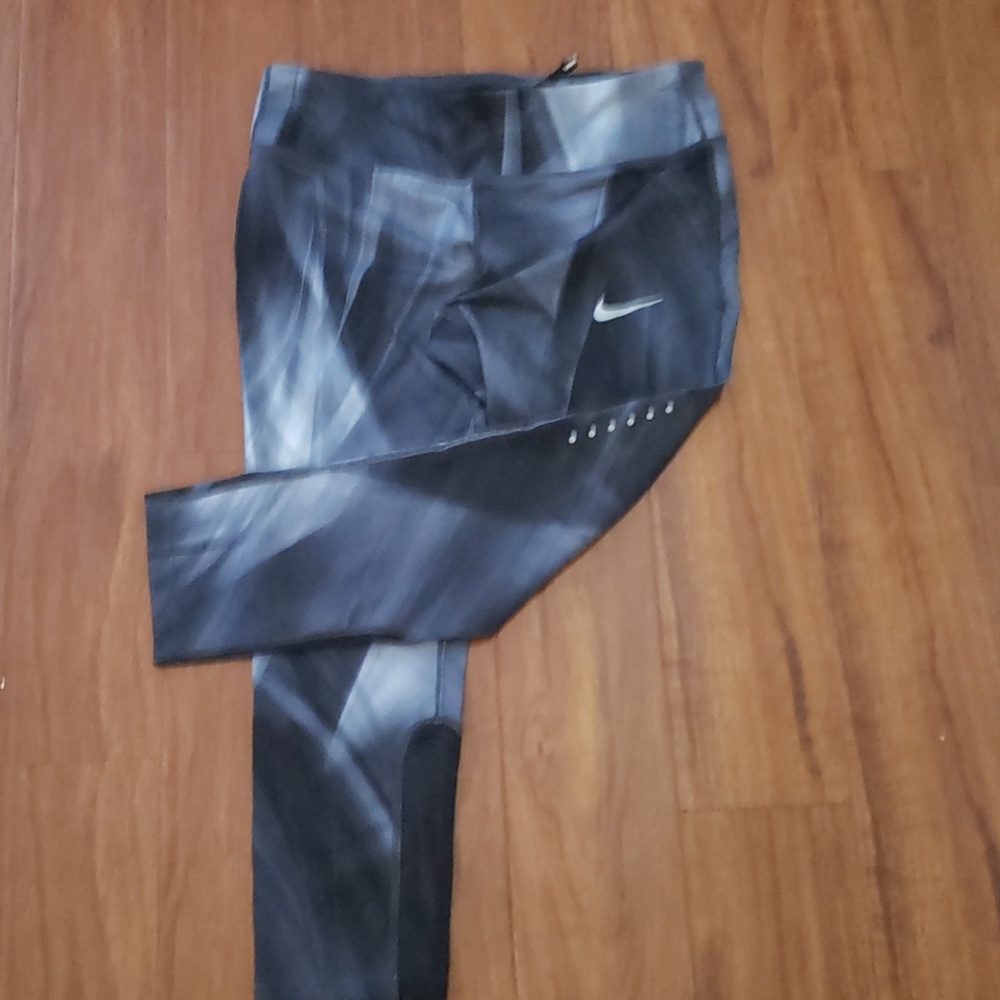 NIKE DRI-FIT GREY 3/4 LENGTH LEGGINGS